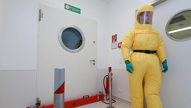 Sorge vor dem Ebola-Virus in Hamburg: Ein Krankenpfleger steht im Universitätsklinikum Eppendorf in der Sonderisolierstation in der Sicherheitssperre. Sorge vor dem Ebola-Virus in Hamburg: Ein Krankenpfleger steht im Universitätsklinikum Eppendorf in der Sonderisolierstation in der Sicherheitssperre.
