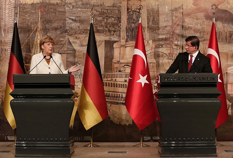 Nach der Türkei-Reise der Kanzlerin bleibt die Zusammenarbeit mit Ankara in der Flüchtlingsfrage heiß umstritten.