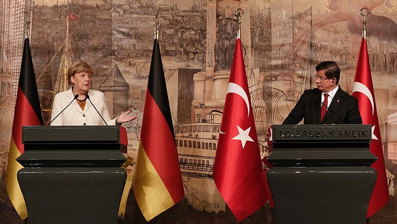 Nach der Türkei-Reise der Kanzlerin bleibt die Zusammenarbeit mit Ankara in der Flüchtlingsfrage heiß umstritten. Nach der Türkei-Reise der Kanzlerin bleibt die Zusammenarbeit mit Ankara in der Flüchtlingsfrage heiß umstritten.
