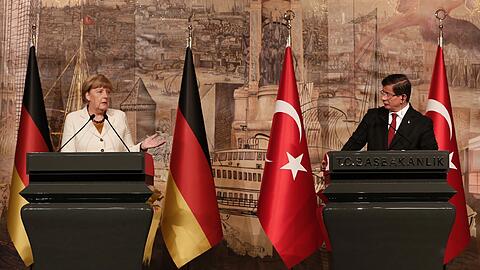 Nach der Türkei-Reise der Kanzlerin bleibt die Zusammenarbeit mit Ankara in der Flüchtlingsfrage heiß umstritten.