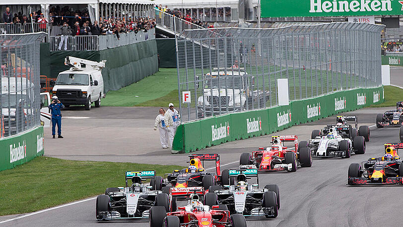 Kurz nach dem Start führte Sebastian Vettel noch. Doch am Ende siegte Lewis Hamilton. Kurz nach dem Start führte Sebastian Vettel noch. Doch am Ende siegte Lewis Hamilton.
