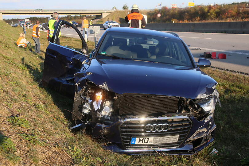 Der VW Passat konnte nicht mehr rechtzeitig bremsen und krachte in den Audi. Die A94 war nach dem Unfall kurzzeitig gesperrt.