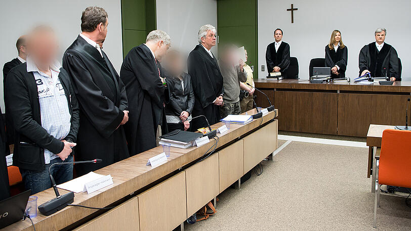 Die Angeklagten vor Gericht.
