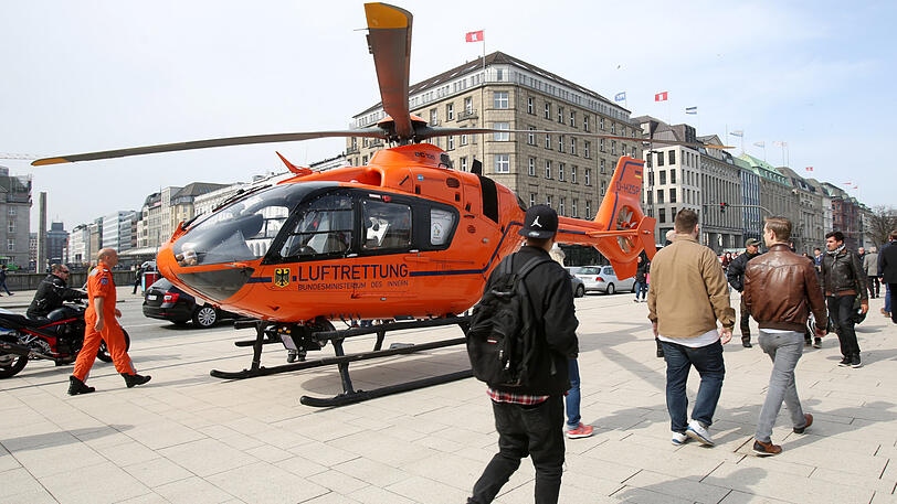 Hier kam jede Hilfe zu spät: Ein Rettungshubschrauber steht nach dem tödlichen Messerangriff in der Nähe des Hamburger Jungfernstiegs.