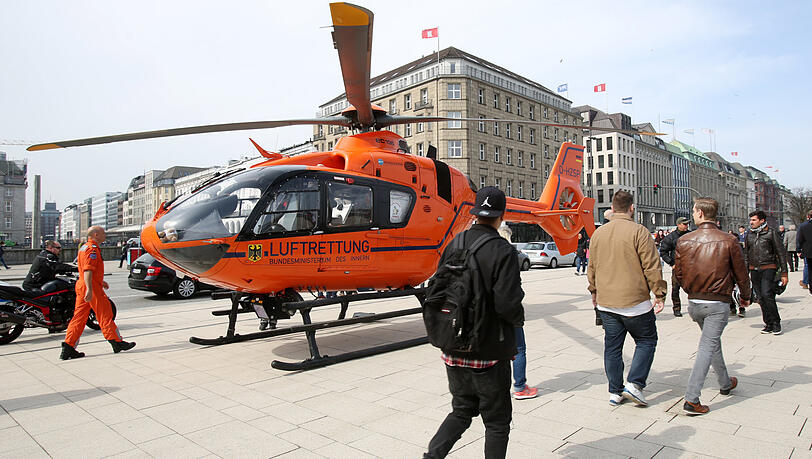 Hier kam jede Hilfe zu spät: Ein Rettungshubschrauber steht nach dem tödlichen Messerangriff in der Nähe des Hamburger Jungfernstiegs. Hier kam jede Hilfe zu spät: Ein Rettungshubschrauber steht nach dem tödlichen Messerangriff in der Nähe des Hamburger Jungfernstiegs.
