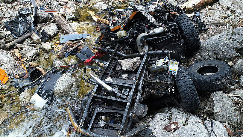 Der Unimog zerschellte nach 150 Metern. Für den Fahrer kam jede Hilfe zu spät.