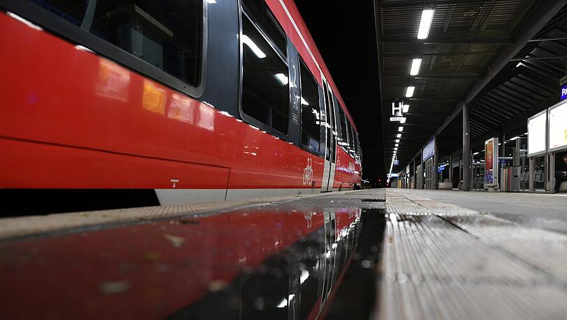 In einem Regionalexpress von München nach Ingolstadt wurde eine nigerianische Familie bedroht (Symbolbild). In einem Regionalexpress von München nach Ingolstadt wurde eine nigerianische Familie bedroht (Symbolbild).