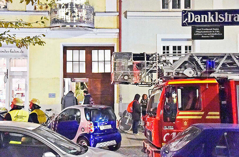 In Sendling bekämpfte die Feuerwehr in der Nacht auf Dienstag einen Wohnungsbrand.