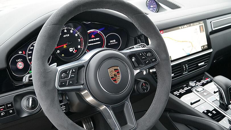 Hier arbeitet man gern: die Kommandozentrale des Cayenne GTS.