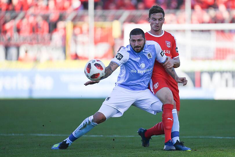 Sascha Mölders, Note 5:Wenig Bindung zum Spiel. Ließ sich von den Gegenständen aus dem Halle-Block verunsichern - und verschoss den Strafstoß vor der Gästekurve. Vergab zudem zwei Kopfballchancen.