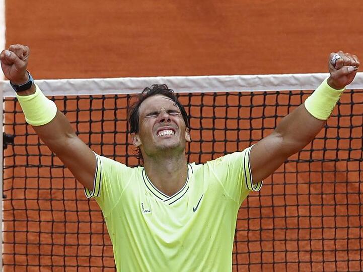 Rafael Nadal feiert seinen Triumph bei den French Open.