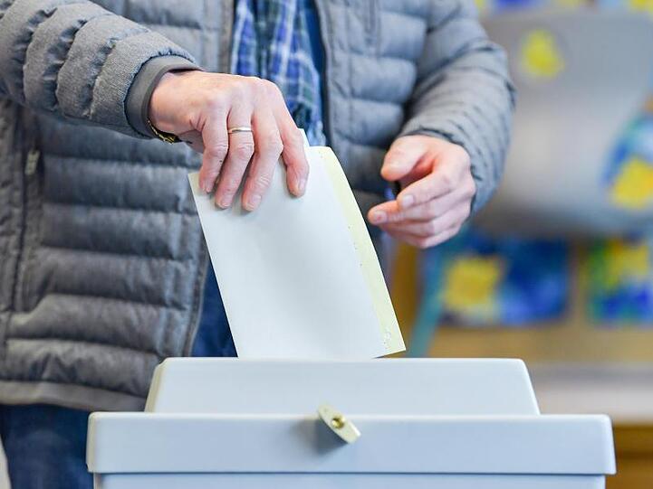 Ein Wähler gibt seine Stimme ab. Foto: Uwe Anspach/dpa/Symbolbild