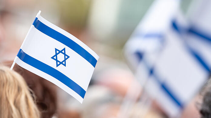 Weil er eine unauffällige Israel-Flagge dabei hatte, ist ein kleiner Bub von einem Unbekannten angepöbelt worden. (Symbolbild)