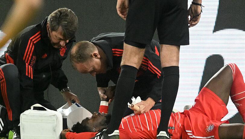 Alphonso Davies musste nach dem Kopftreffer ins Krankenhaus. Verdacht auf Gehirnerschütterung. Alphonso Davies musste nach dem Kopftreffer ins Krankenhaus. Verdacht auf Gehirnerschütterung.