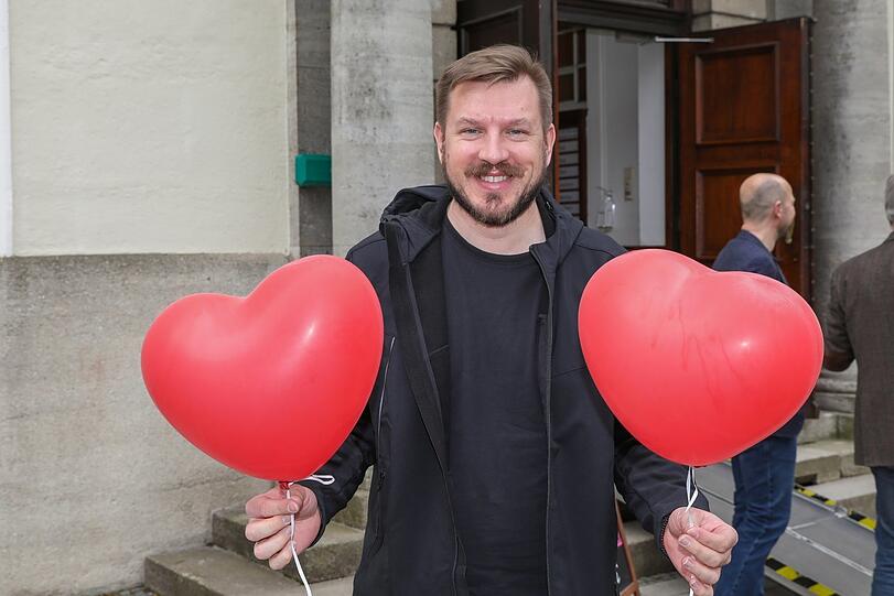 Mike Lang ist spontan gekommen und verteilt Luftballons, um den Paaren eine Freude zu machen.