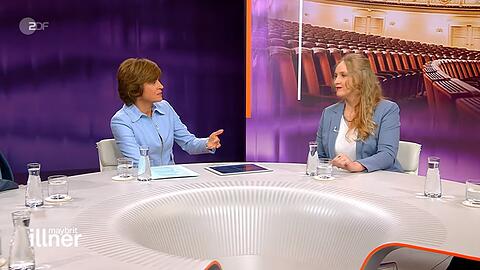 Moderatorin Maybrit Illner im Gespräch mit Leonie Plaar