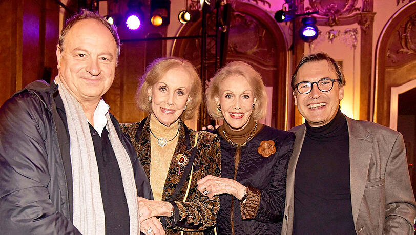 Gruppenfoto nach einem überaus gelungenen Abend: Pfarrer Rainer Maria Schießler, Alice und Ellen Kessler und Theater-Boss Thomas Linsmayer im Silbersaal des Deutschen Theaters.