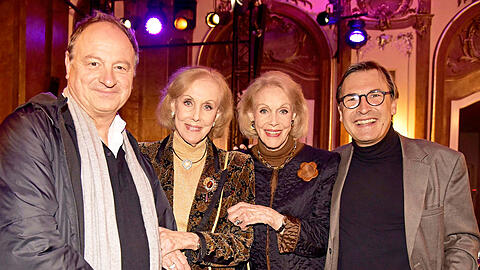 Gruppenfoto nach einem überaus gelungenen Abend: Pfarrer Rainer Maria Schießler, Alice und Ellen Kessler und Theater-Boss Thomas Linsmayer im Silbersaal des Deutschen Theaters.