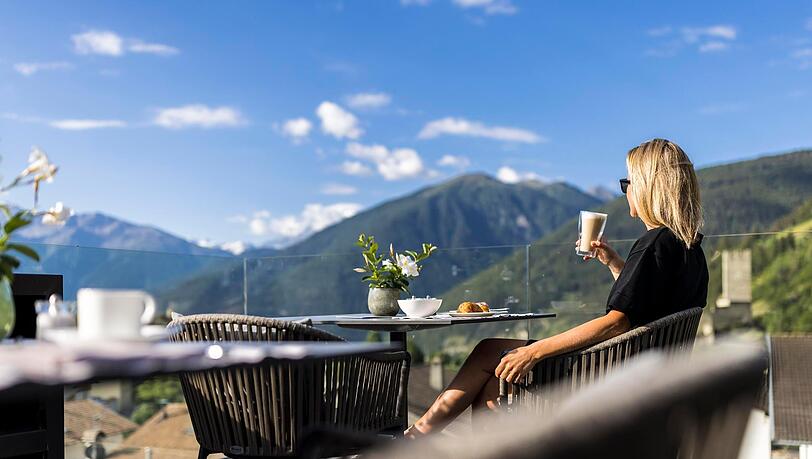 Auf etwa 1200 Meter Höhe liegt das Südtiroler Designhotel Weisses Kreuz – mit zauberhaftem Ausblick in die Berge.