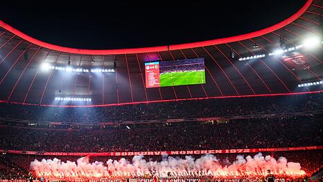 Fans des FC Bayern M&uuml;nchen z&uuml;nden Pyrotechnik im Fanblock. (Archivbild)