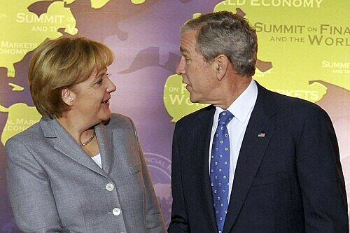 Da bin ich wieder, scheint die Geste von George W. Bush zu signalisieren, hier beim Treffen mit Angela Merkel