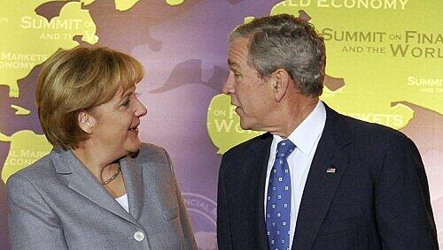 Da bin ich wieder, scheint die Geste von George W. Bush zu signalisieren, hier beim Treffen mit Angela Merkel Da bin ich wieder, scheint die Geste von George W. Bush zu signalisieren, hier beim Treffen mit Angela Merkel