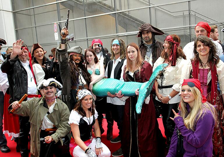 Als Piraten und Piratenbräute verkleidet - so kamen viele AZ-Leser zur Premiere.