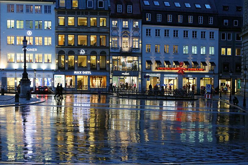 Regen kann auch schön machen - hier vor der Oper.