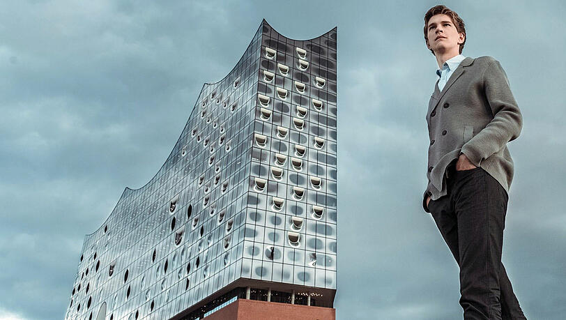 Der Pianist Jan Lisiecki vor der Elbphilharmonie in Hamburg. Der Pianist Jan Lisiecki vor der Elbphilharmonie in Hamburg.