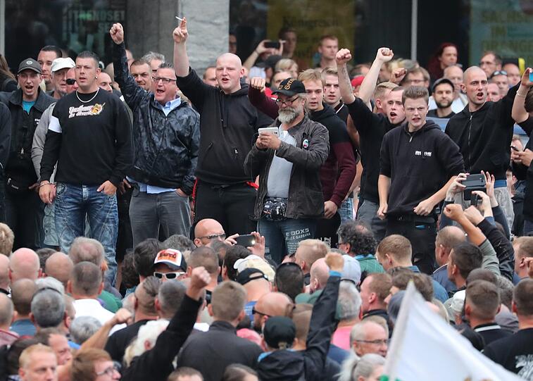 Chemnitz hat sich innerhalb von wenigen Stunden zum Pulverfass entwickelt. Nach dem gewaltsamen Tod eines 35-Jährigen marschierten innerhalb kürzester Zeit rechte Demonstranten auf - ihnen stellten sich am Montag linke Demonstranten gegenüber. Um ein unmittelbares Aufeinandertreffen zu verhindern, rückte die Polizei mit Hundertschaften an. Die Bilder aus Chemnitz.
