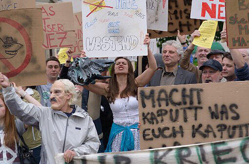 Suchbild mit Hauptkommissar Franz Leitmayr (Udo Wachtveitl) auf einer Demo.