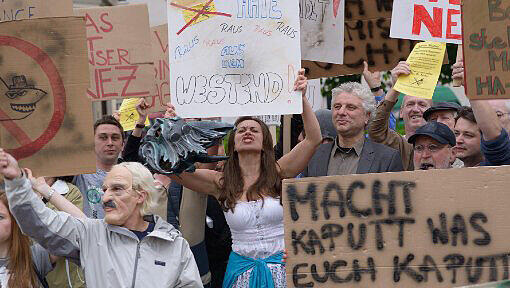 Suchbild mit Hauptkommissar Franz Leitmayr (Udo Wachtveitl) auf einer Demo. Suchbild mit Hauptkommissar Franz Leitmayr (Udo Wachtveitl) auf einer Demo.