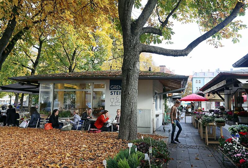 ... am Elisabethplatz verändert sich das Marktleben, zumindest bedingt. Der Platz ist ein beliebter Treffpunkt der Schwabinger. Im Frühling...