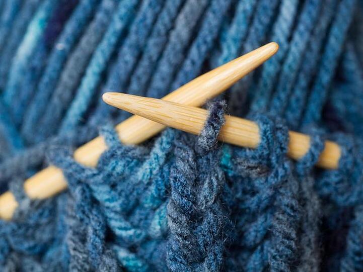 Stricknadeln mit Wolle. Foto: Patrick Pleul/Archiv