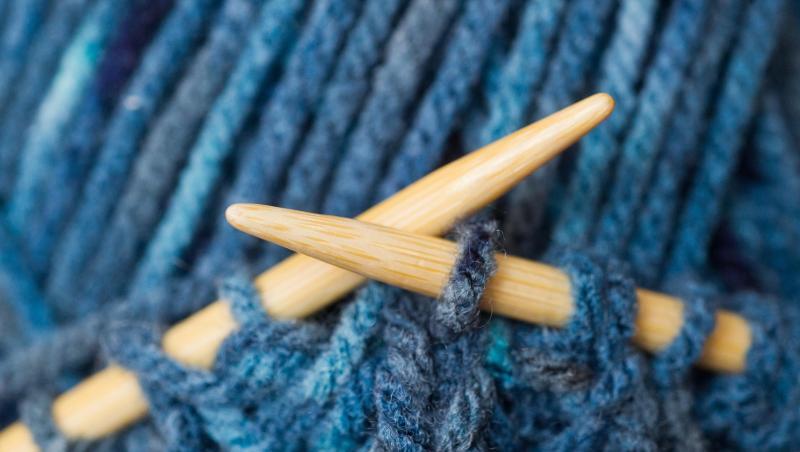 Stricknadeln mit Wolle. Foto: Patrick Pleul/Archiv Stricknadeln mit Wolle. Foto: Patrick Pleul/Archiv