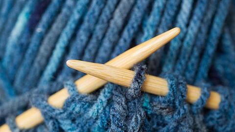 Stricknadeln mit Wolle. Foto: Patrick Pleul/Archiv