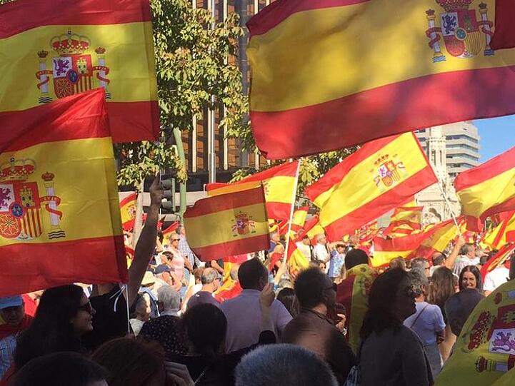 Gegen Kataloniens Unabhängigkeit: Menschen schwenken im Oktobere 2017 spanische Nationalfahnen bei einer Demonstration in Madrid.