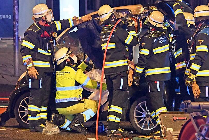 Der 33-jährige Smart-Fahrer wurde bei dem Unfall schwer verletzt, die vier Personen aus dem Ford verletzten sich nach Angaben der Feuerwehr leicht.