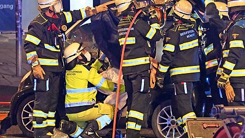Der 33-jährige Smart-Fahrer wurde bei dem Unfall schwer verletzt, die vier Personen aus dem Ford verletzten sich nach Angaben der Feuerwehr leicht.