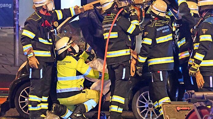 Der 33-jährige Smart-Fahrer wurde bei dem Unfall schwer verletzt, die vier Personen aus dem Ford verletzten sich nach Angaben der Feuerwehr leicht.