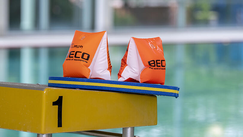 Das Referat für Bildung und Sport soll bis nach den Sommerferien ein Konzept für vermehrten Schwimmunterricht für Münchner Grundschulkinder erarbeiten, heißt es in einem Antrag. (Symbolbild)