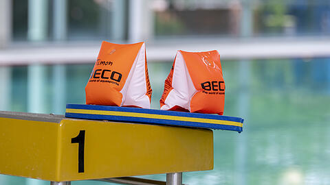 Das Referat für Bildung und Sport soll bis nach den Sommerferien ein Konzept für vermehrten Schwimmunterricht für Münchner Grundschulkinder erarbeiten, heißt es in einem Antrag. (Symbolbild)