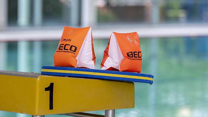 Das Referat für Bildung und Sport soll bis nach den Sommerferien ein Konzept für vermehrten Schwimmunterricht für Münchner Grundschulkinder erarbeiten, heißt es in einem Antrag. (Symbolbild)