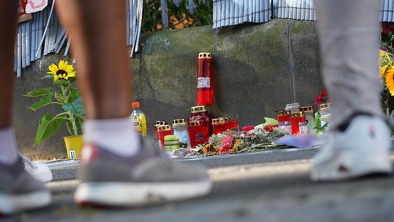 Kerzen und Blumen im August 2022 im Gedenken an den von der Polizei erschossenen Jugendlichen in Dortmund.