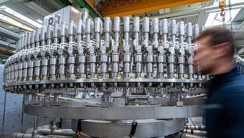 Die Zahl der Beschäftigten in der Metall- und Elektroindustrie ist erneut deutlich zurückgegangen. (Archivbild)