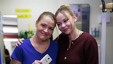 "Unter uns": Nadine (l.) entscheidet sich aufgeregt, dem neuen Job und sich eine Chance zu geben.