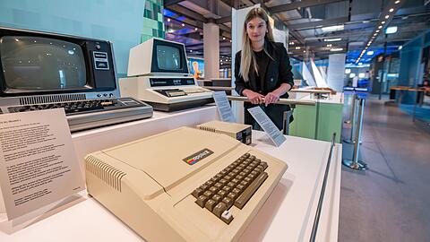 1977: Vom Apple II - dem Meisterst&uuml;ck von Steve Wozniak - wurden &uuml;ber 6 Millionen Exemplare verkauft.
