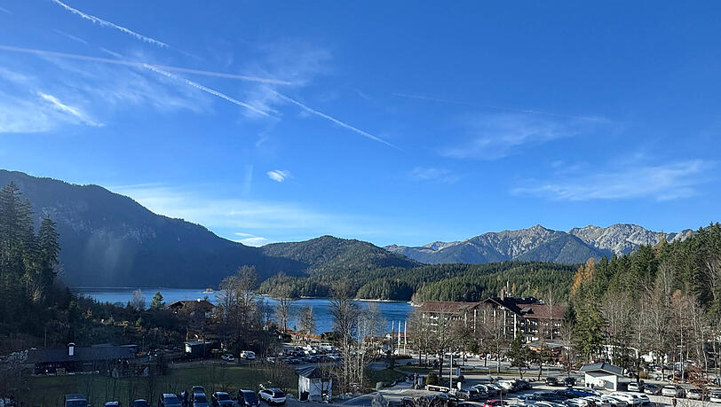 Der Parkplatz an der Zugspitze, im Hintergrund ist der Eibsee zu sehen.