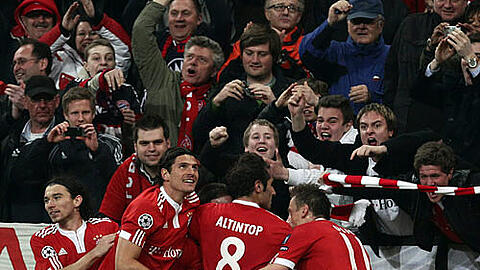 Ganz nah dran: Die Bayern-Fans auf der Tribüne bejuben zusammen mit den Stars auf dem Platz die Wende gegen ManU.