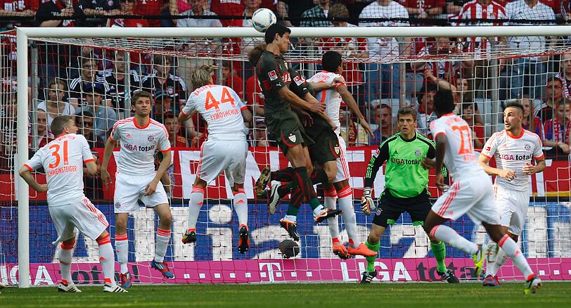 JÖRG BUTT: Das Abschiedsspiel für den 37-jährigen Torwart &ndash; und dann sogar als Kapitän. Elferheld Neuer durfte auf der Tribüne relaxen. Schmiss sich in jeden Schuss, reaktionsschnell, mit gutem Auge. Warum hört der Mann eigentlich auf? NOTE:2